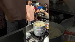 देखिये मोमोज को दुकान में कैसे बेचा जाता है |  #fastfood #food #vegmomoskaisebanaen #streetfood