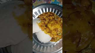 For breakfast, I bought chickpeas from the idli shop.