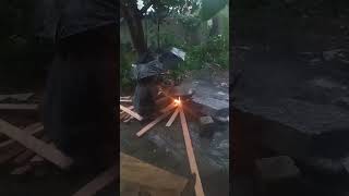 barish mein cooking kar raha hai