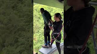 彼は彼女の腕を放そうとしなかった!!! 😱 #highlandfling #bungeejump #adrenaline #scotlandtravel #short