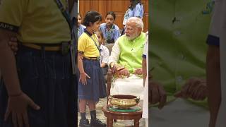 PM Modi's adorable conversation with school girls on Raksha Bandhan| #shorts のサムネイル