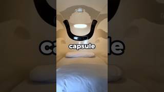 カプセルホテルに閉じ込められた日本の労働者