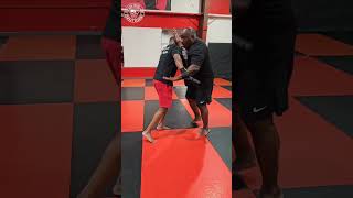 ナイフディフェンスの現実：生側 vs 死側 | クラヴ・マガのヒント