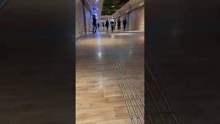 【衝撃】SNSで話題の人気動画、点字ブロックの存在を知らない男性、見知らぬ女性に点字ブロックを拾わせようとする！迷惑 #shorts