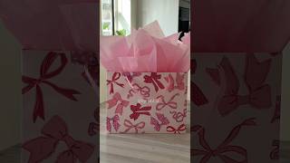 How to put tissue in a gift bag! Gift bag tutorial #diy #fyp #giftwrapping #how #giftideas #asmr