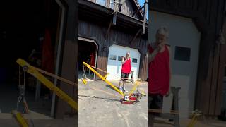 このドラッグライン掘削機の重さは 100 ポンド、このちっぽけな人間の重さは 150 ポンドです。#適者生存