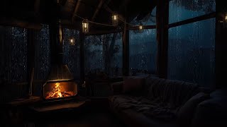 暖炉のある雨の夜のキャビンの雰囲気 | 雨が降る中で眠りとリラックスの雰囲気
