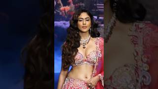Mrunal taukar romantic walk scenes #mrunal #mrunal_thakur #mrunalthakur #mrunalthakurinterview