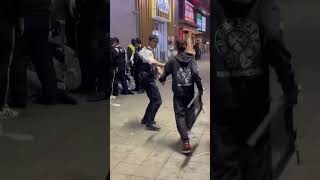 【悲報】トー横キッズたち、そこかしこで大暴れし警察も大忙し【衝撃】SNSで話題の人気動画！新宿歌舞伎町 トー横界隈　#トー横キッズ　大久保公園 #炎上 #迷惑 #shorts