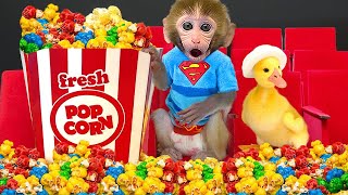 꼬마 원숭이 Gogo가 아기 오리와 함께 무지개 색깔의 거대한 팝콘을 먹으면서 무서운 영화를 봐요 - Gogo Monkey Aventure